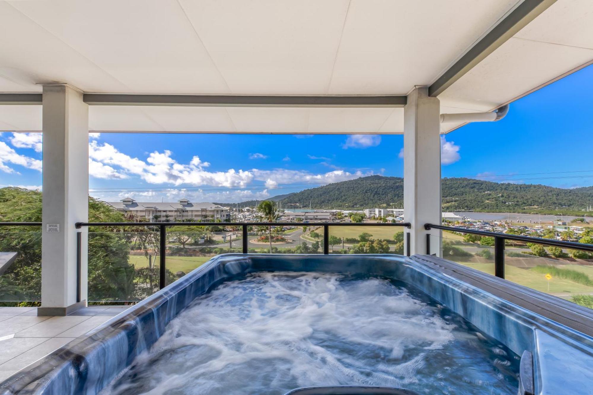 One Bedroom Two Bathroom Top Floor Penthouse with Balcony Jacuzzi
