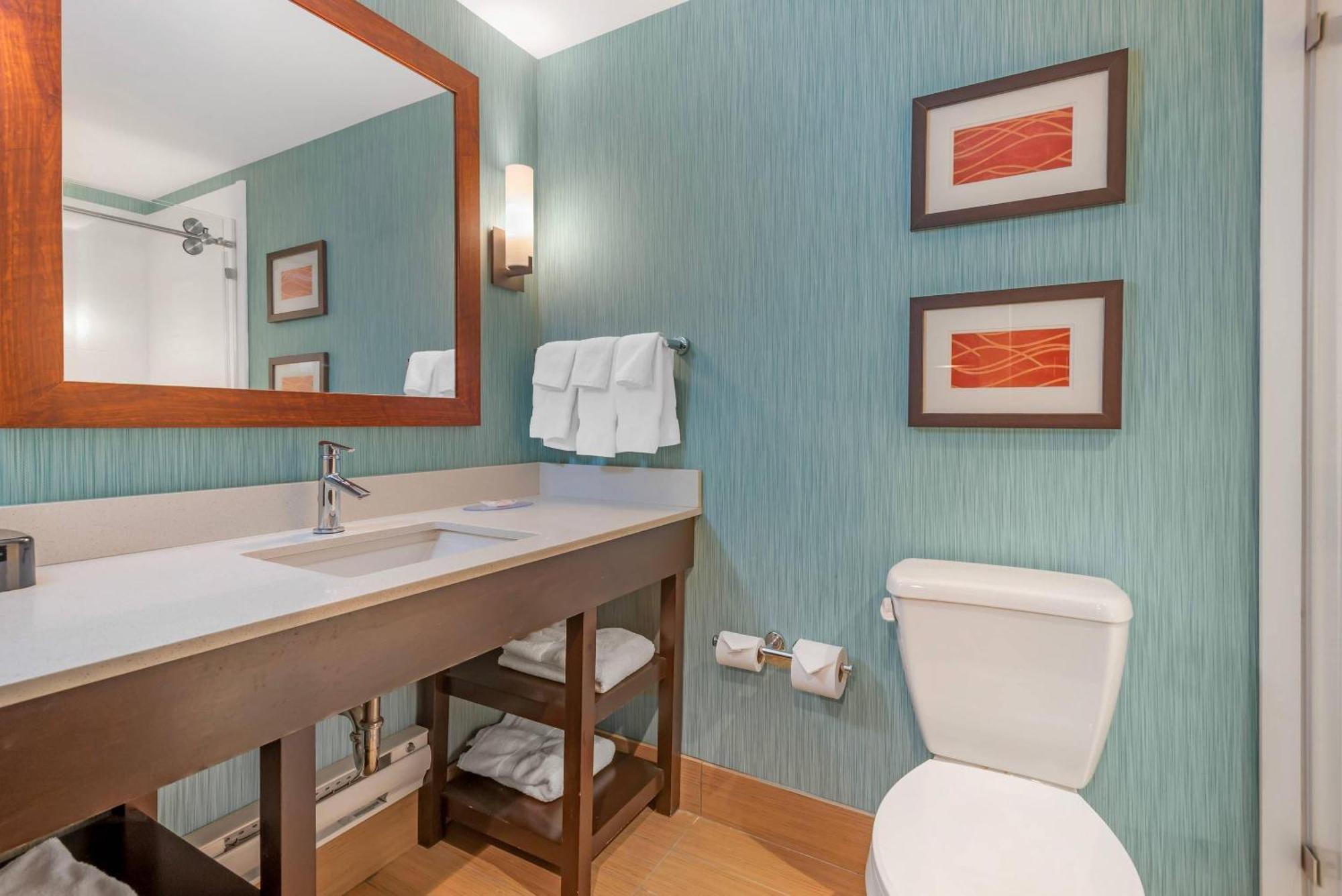 Queen Room with Two Queen Beds and Bath Tub