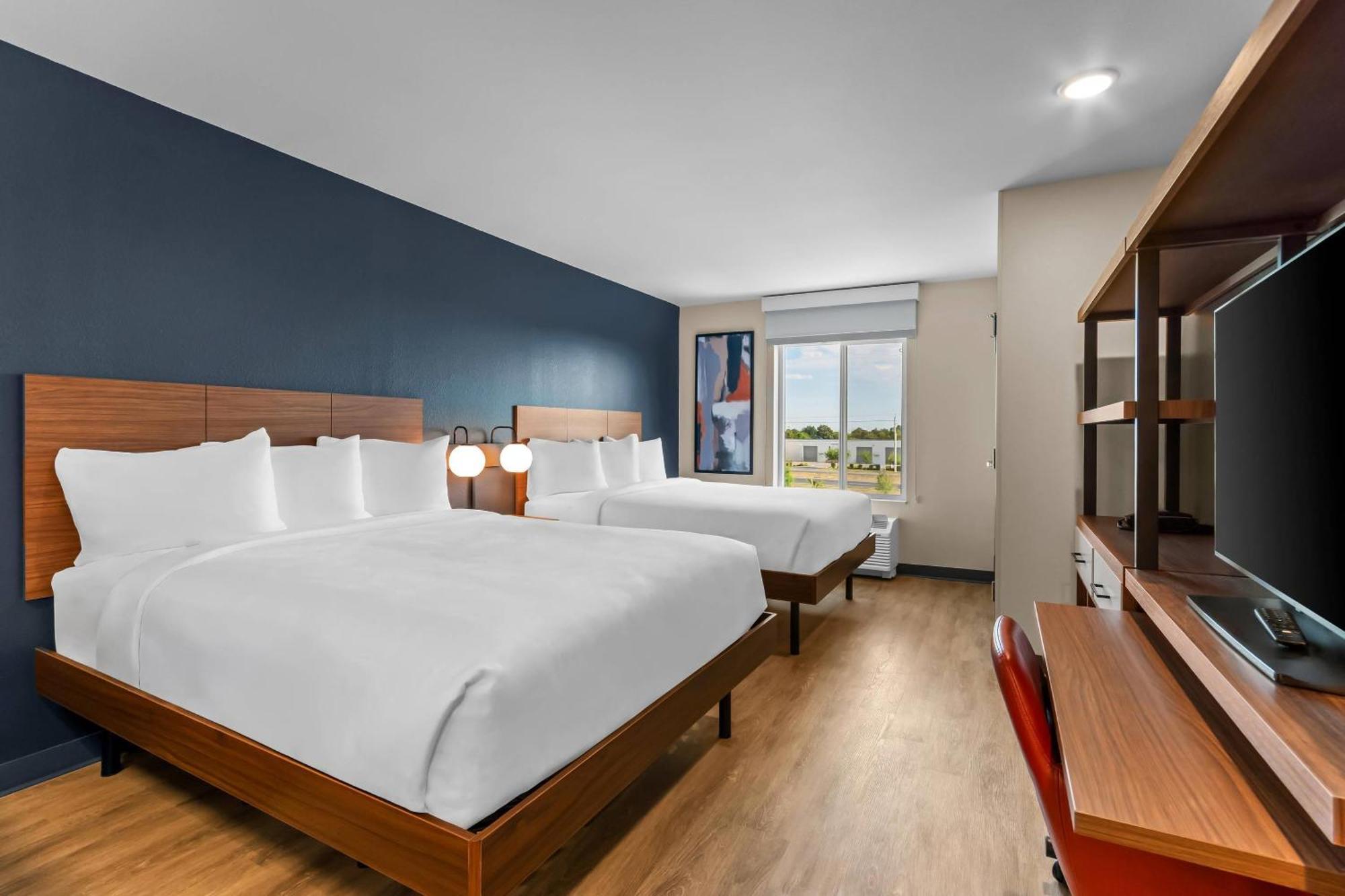 Quadruple Room with Two Queen Beds and Tub - Disability Access/Non Smoking