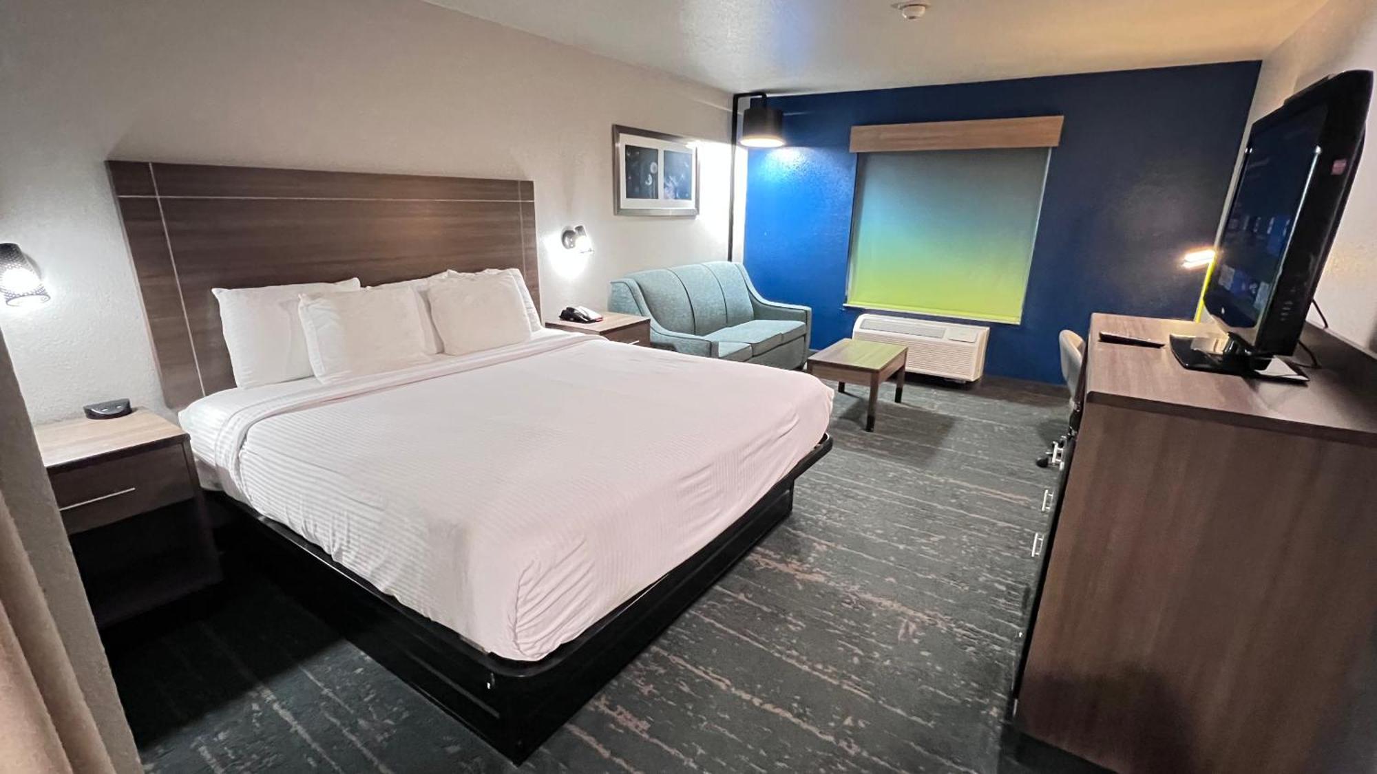 King Room with Bath Tub - Mobility Access Room/Non-Smoking