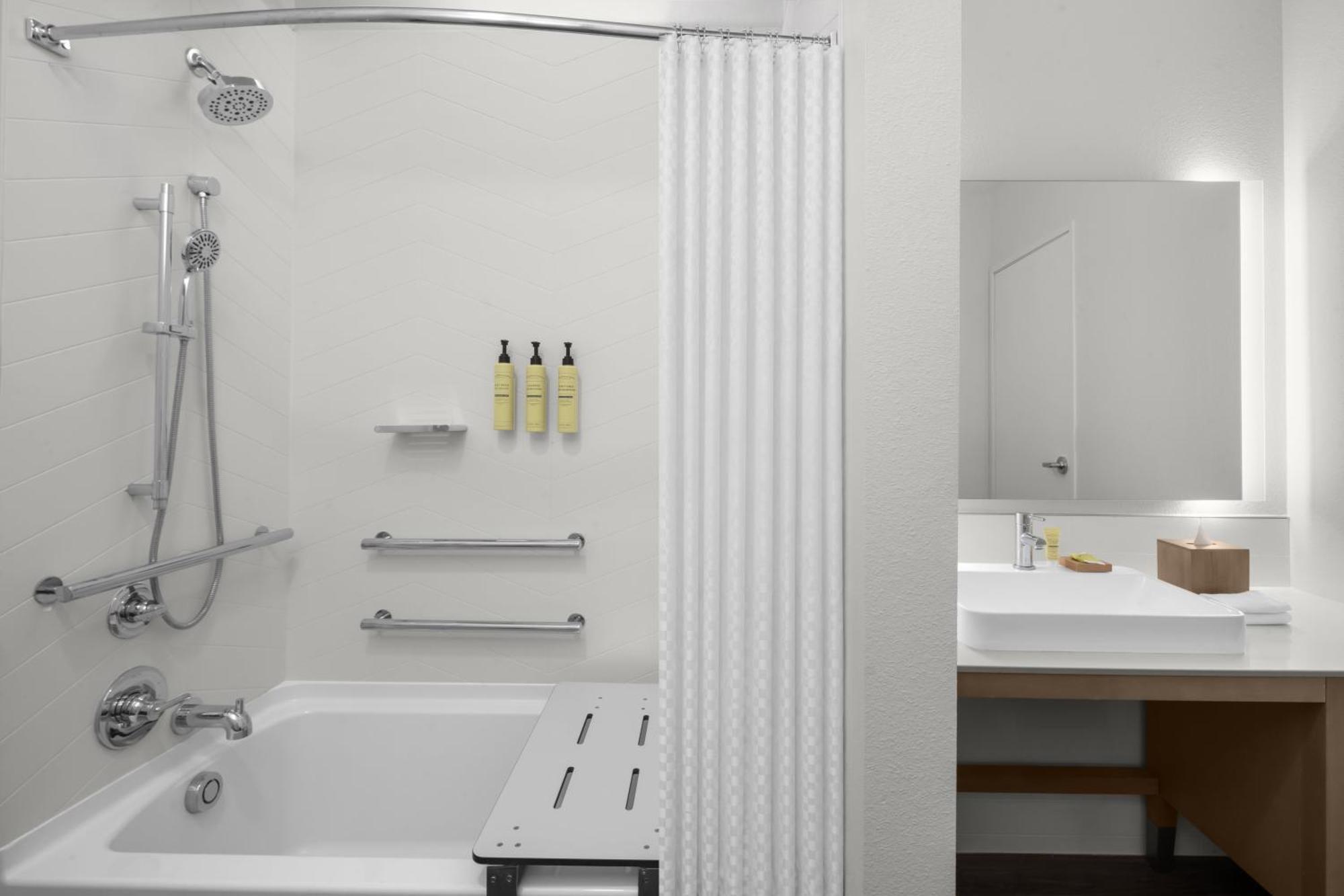 Premium Deluxe One-Bedroom King Suite - Mobility Accessible with Tub