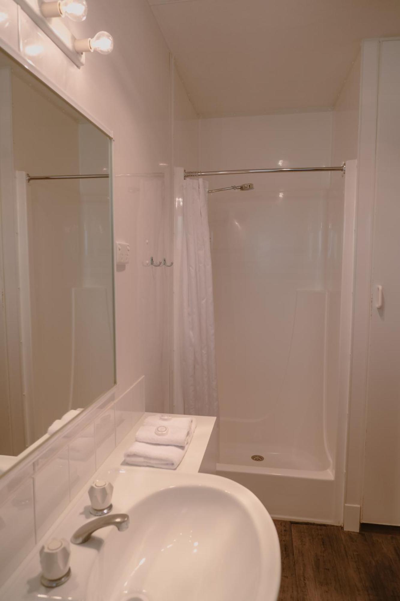 One Bedroom Deluxe Cottage (2 Berth)