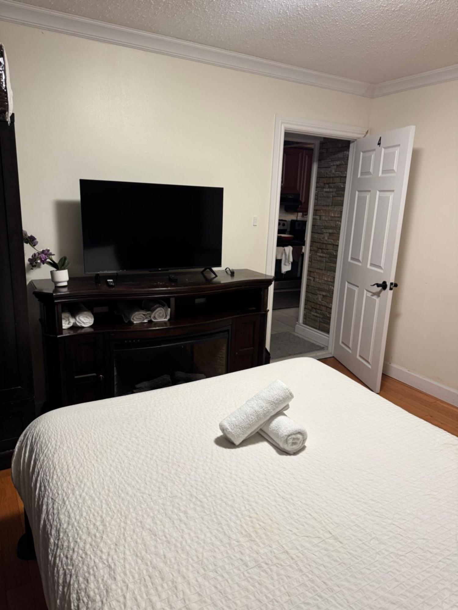 Queen Room with Shared Bathroom - First Floor