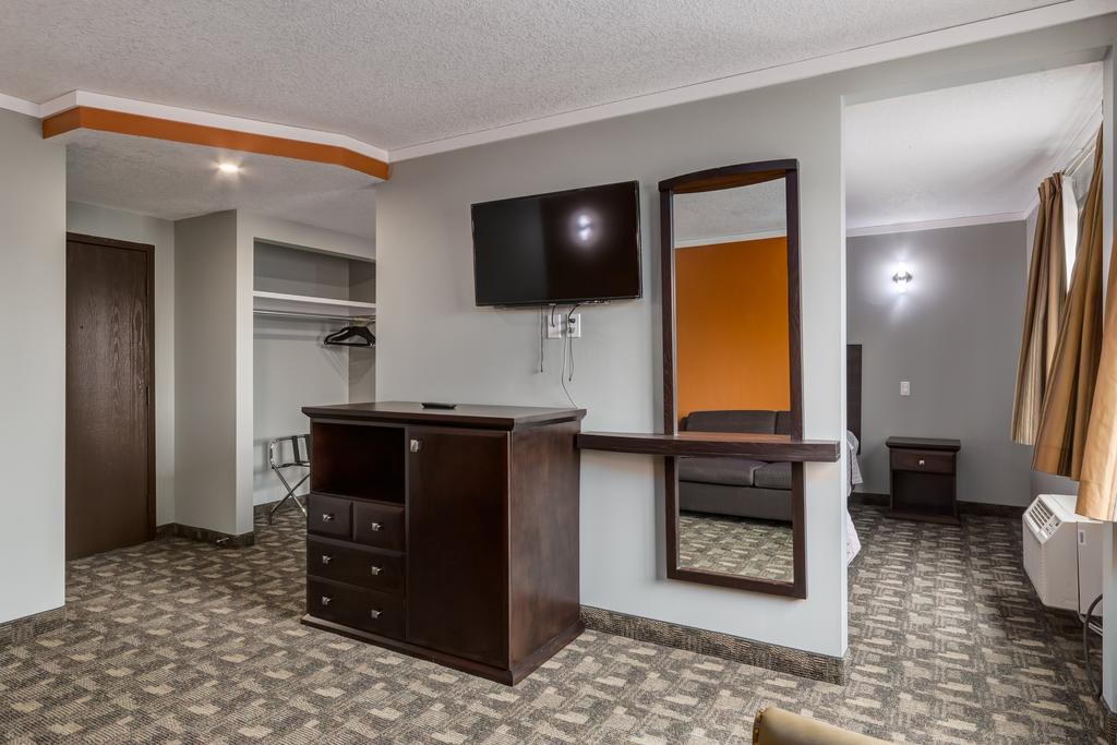 Honeymoon Suite,239974217:JPEG