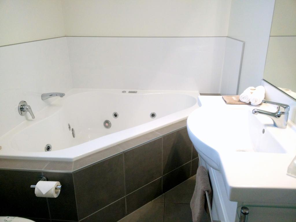 Two-Bedroom Apartment with Spa Bath