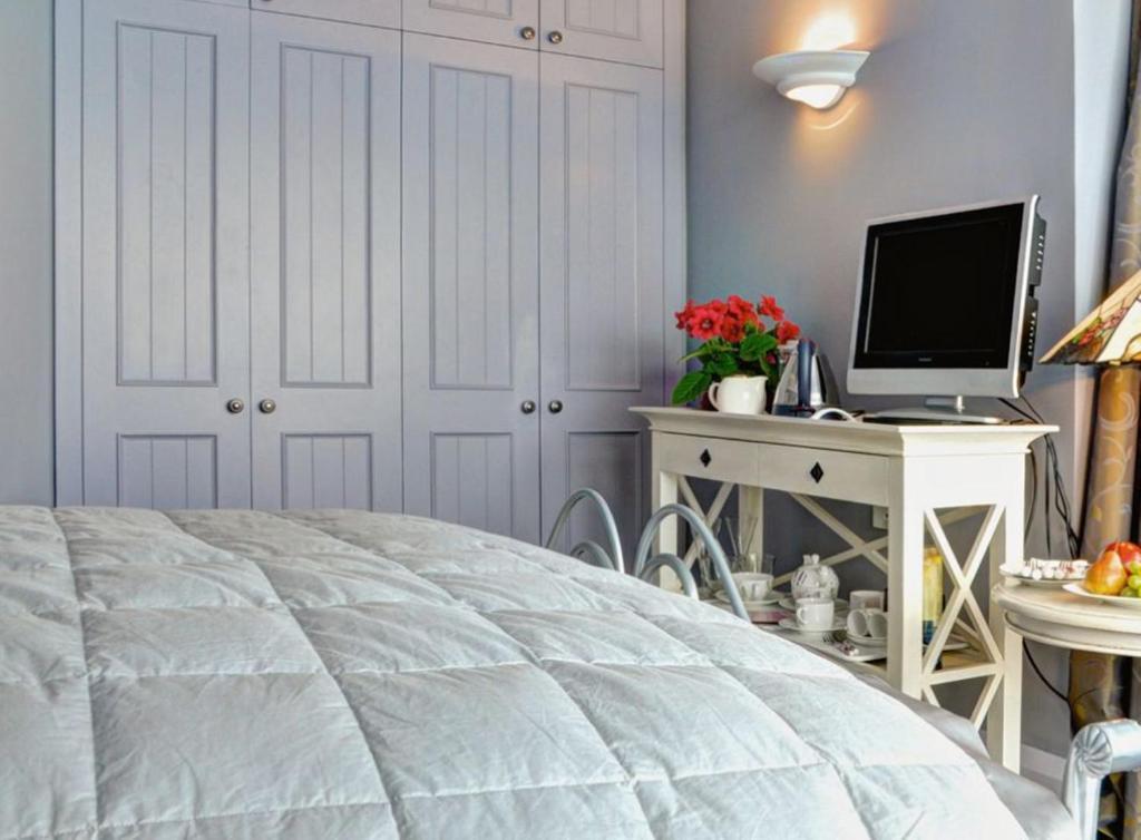 Queen Room with Mountain View