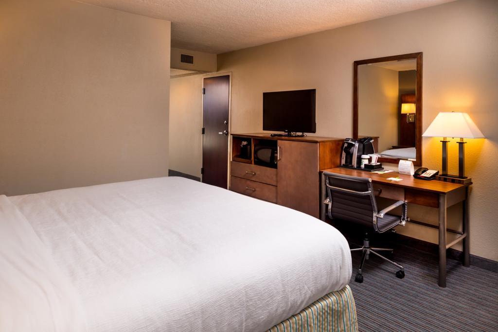 King Room - Mobility Access/Roll in Shower - Non-Smoking