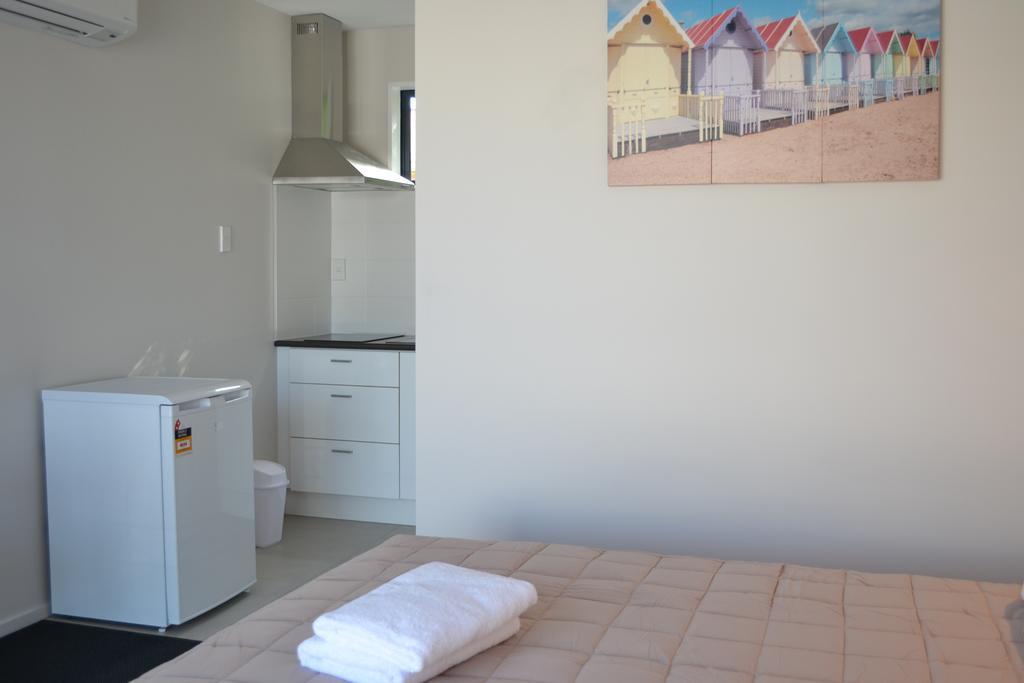 Queen Studio with Bath (2 Adults)