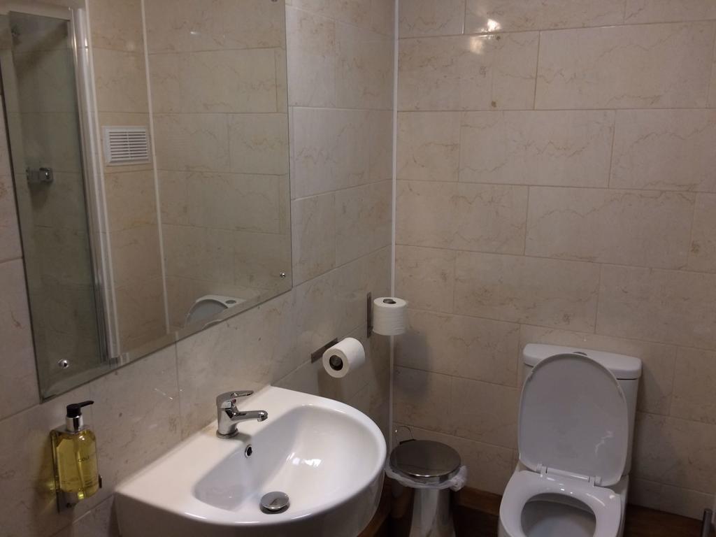 Small Double Room,436363410:JPEG