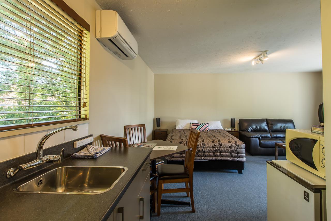 One-Bedroom Apartment with Queen and Double bed