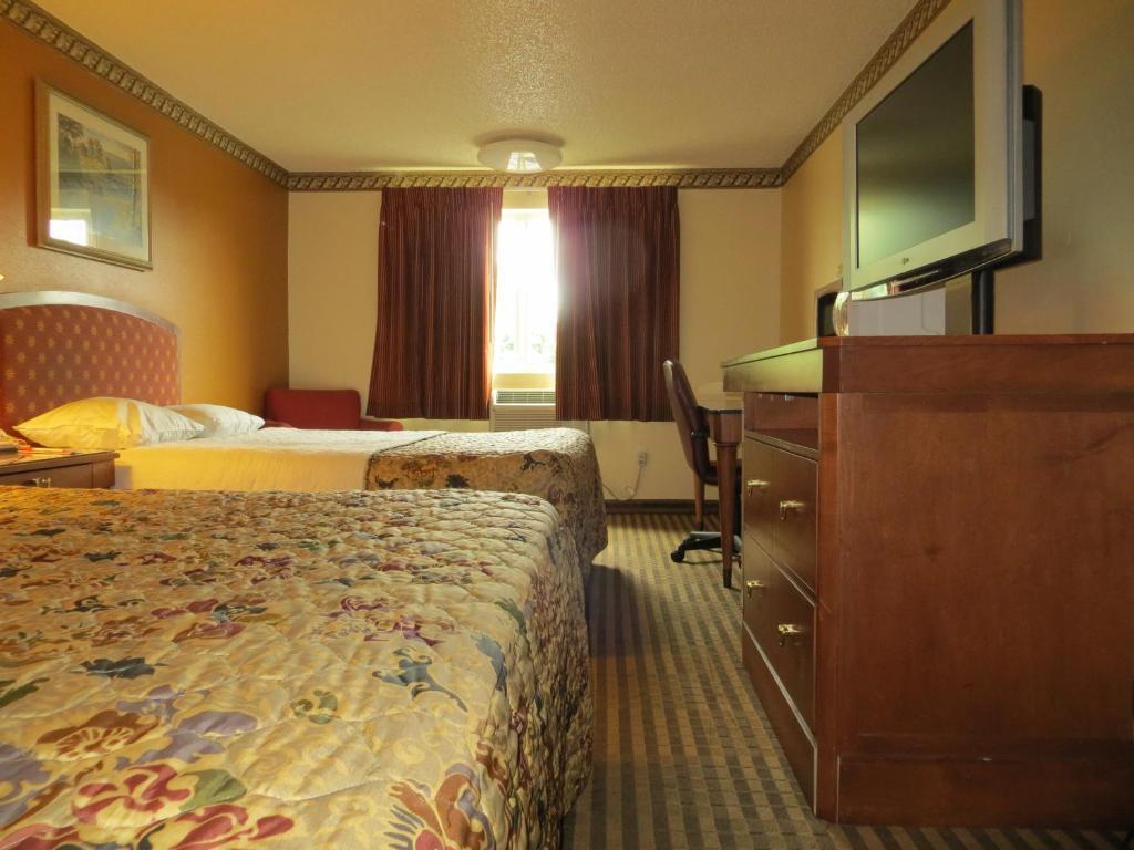 Queen Room with Two Queen Beds - Non-Smoking