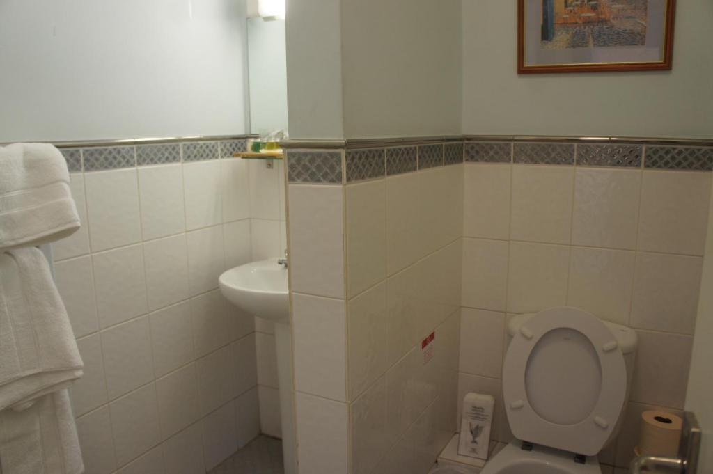 Family Room with Shared Bathroom and Toilet - Annexe