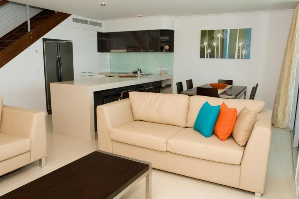 Two-Bedroom Top-Floor Two-Level Waterfront Penthouse with Spa Bath