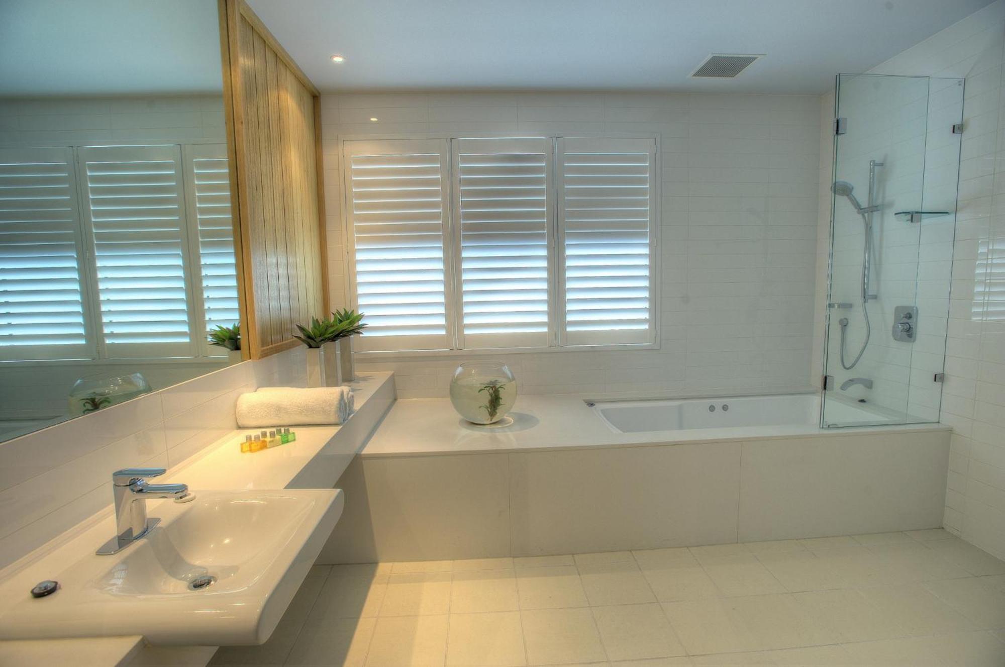 Deluxe Suite Spa Bath,137328396:JPEG