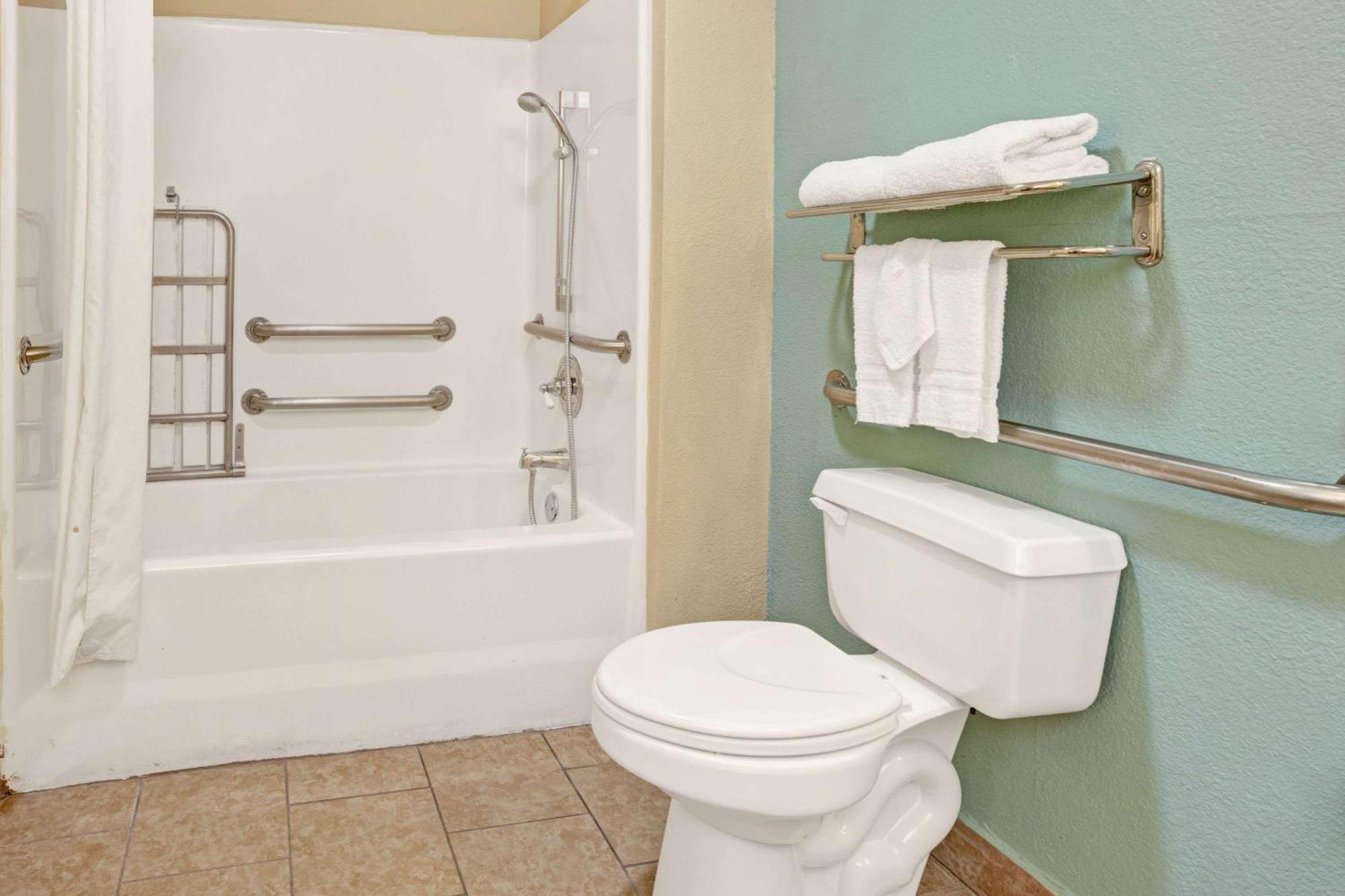 Queen Room with Two Queen Beds and Bath Tub - Mobility Accessible/Non-Smoking