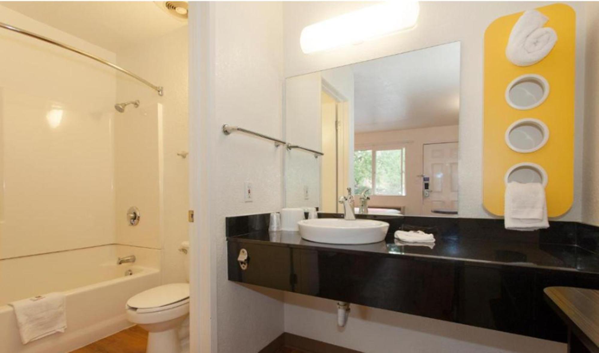 Deluxe Quadruple Room - Non-Smoking