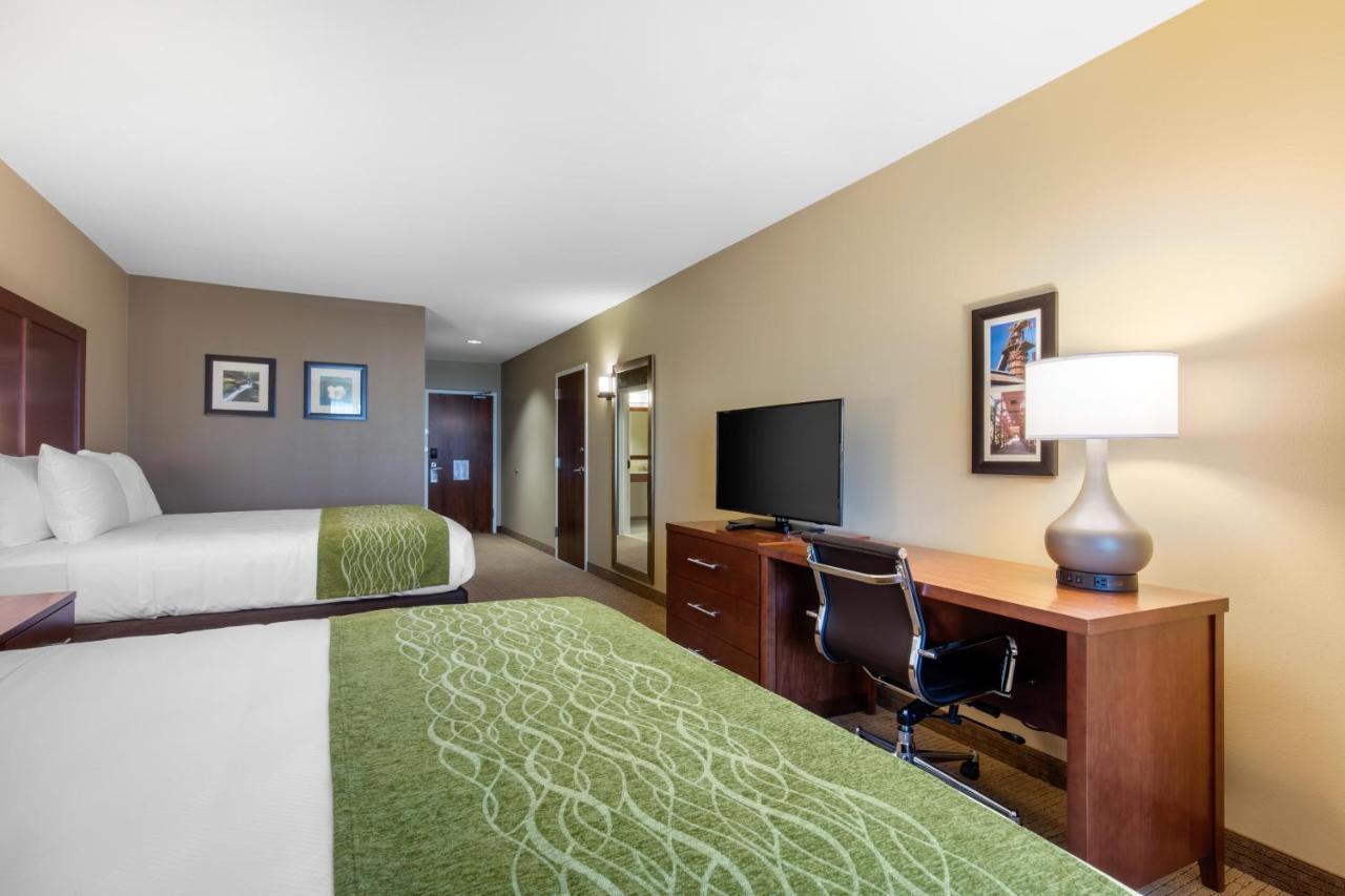 Queen Room with Two Queen Beds - Non-Smoking