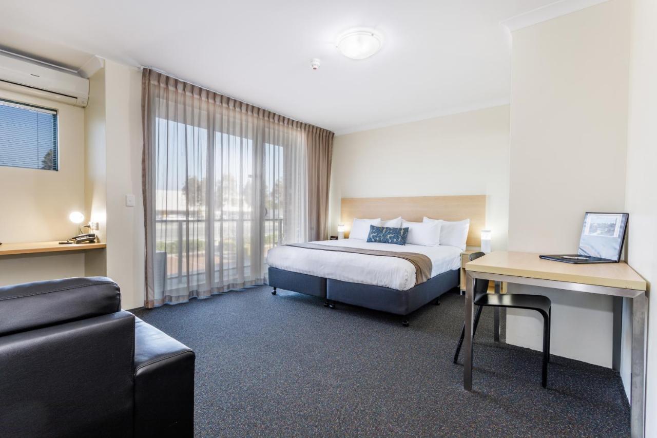 Two-Bedroom Apartment,735873208:JPEG