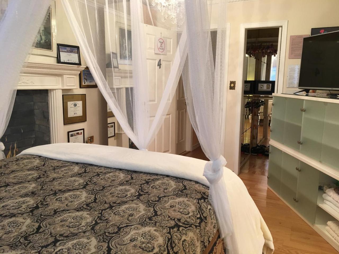 Queen Suite with 2 Bathrooms - Room #4