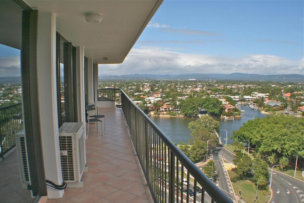 Upper-Level Three-Bedroom Apartment with River View - Weekly Service,750016976:JPEG