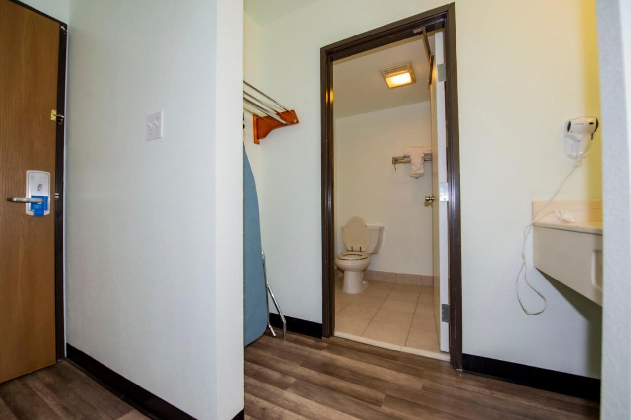 Queen Room with Tub - Accessible/Non-Smoking,1210237714:JPEG