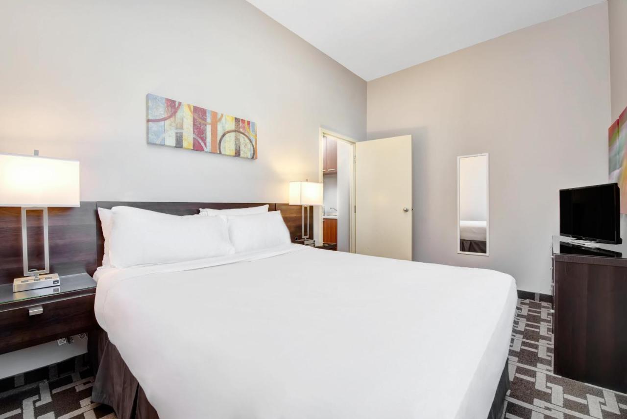 One-Bedroom Queen Suite