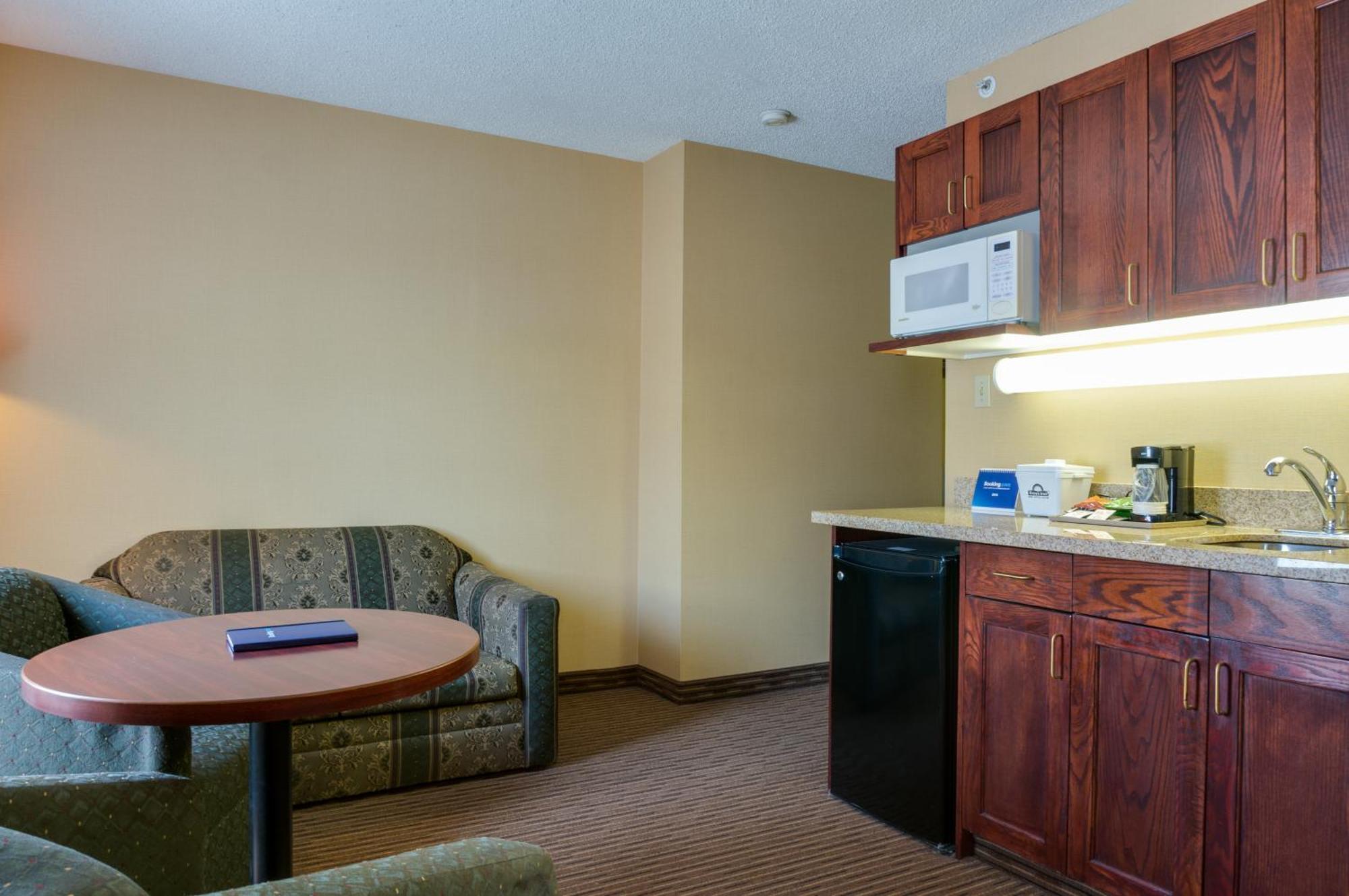Deluxe Queen Room with Two Queen Beds - Non-Smoking,988681144:JPEG