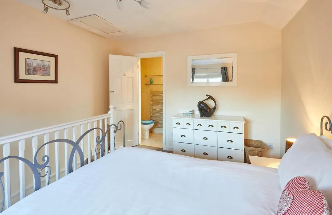Host & Stay - The Limes-1