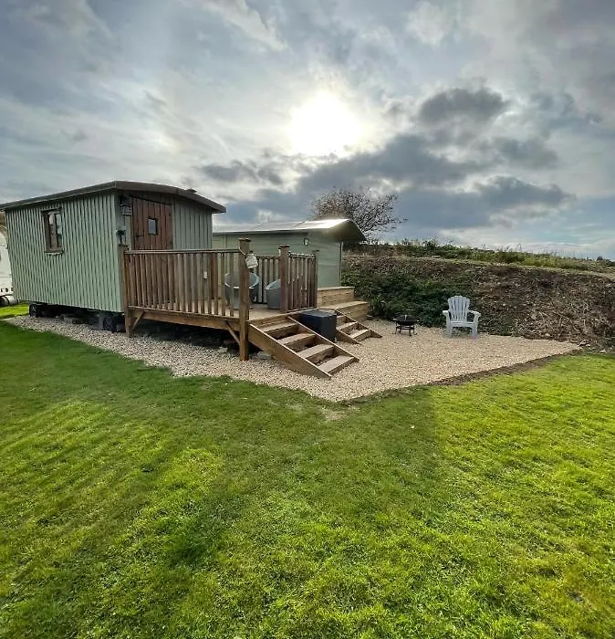 Oakley View Shepherds Hut With Hot Tub-1