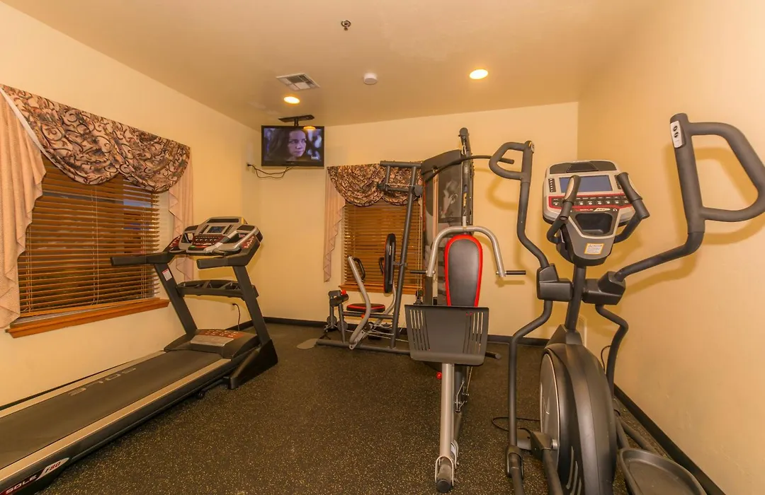 Howard Johnson By Wyndham Oklahoma City Okc Airport, Near Fairgrounds, I40, Free Hot Breakfast, And Pool-1