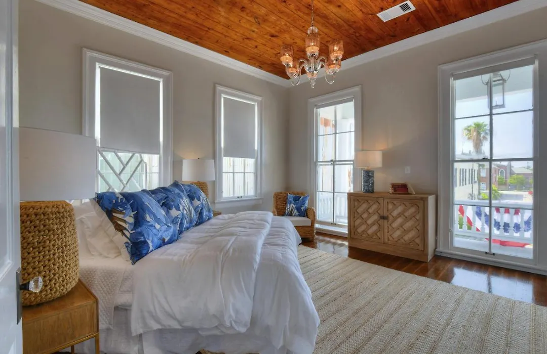 The White House Galveston Historic Luxury Near Cruise Ports Perfect For Weddings And Families-1