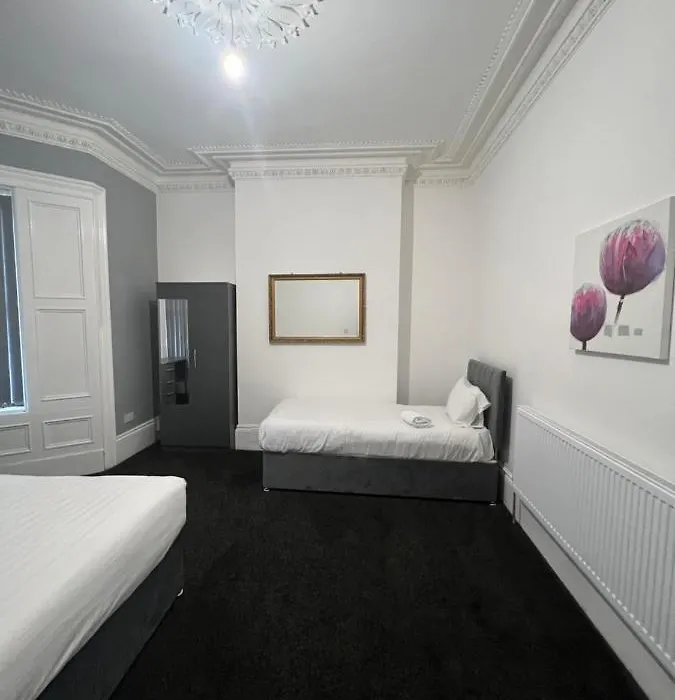 4 Bedroom Large & Modern Private House Central Location-1