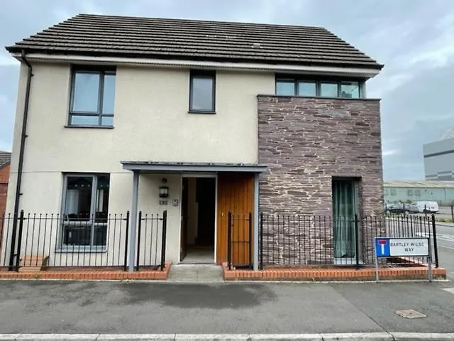 Holiday Home In Cardiff. Sleeps 6-1