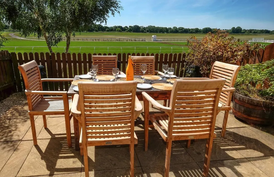 Central Stratford, 3 Bedrooms, Sleeps 6, Easy Walk To Town, Parking, Self Catering, Great View-1