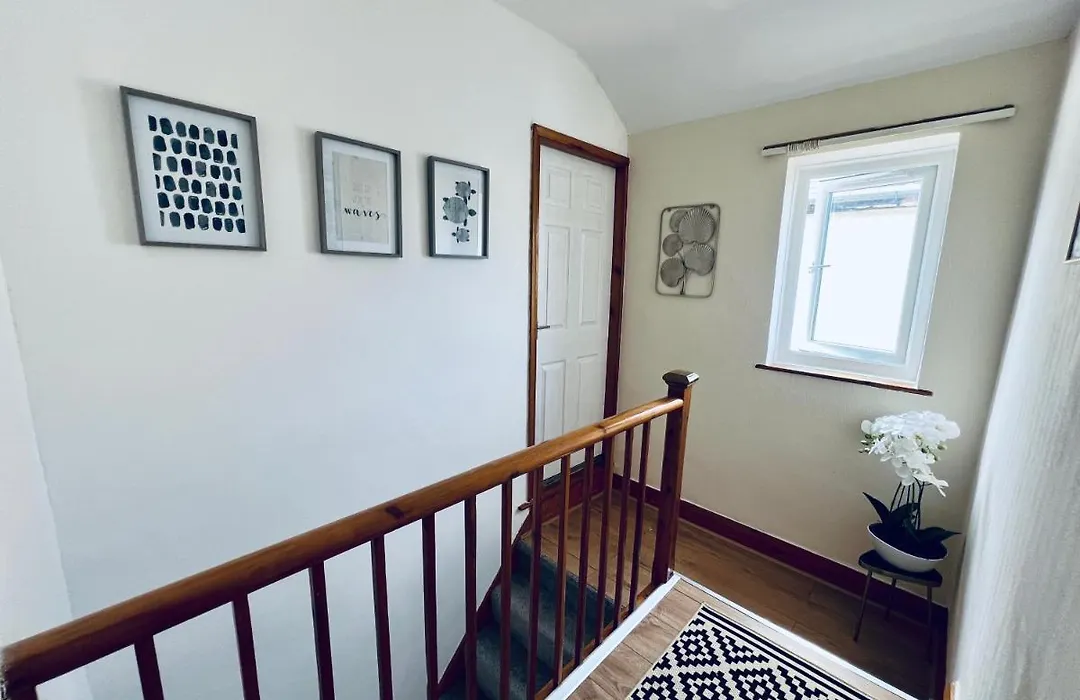 Beautiful 3 Bedroom House With Garden + Parking-1
