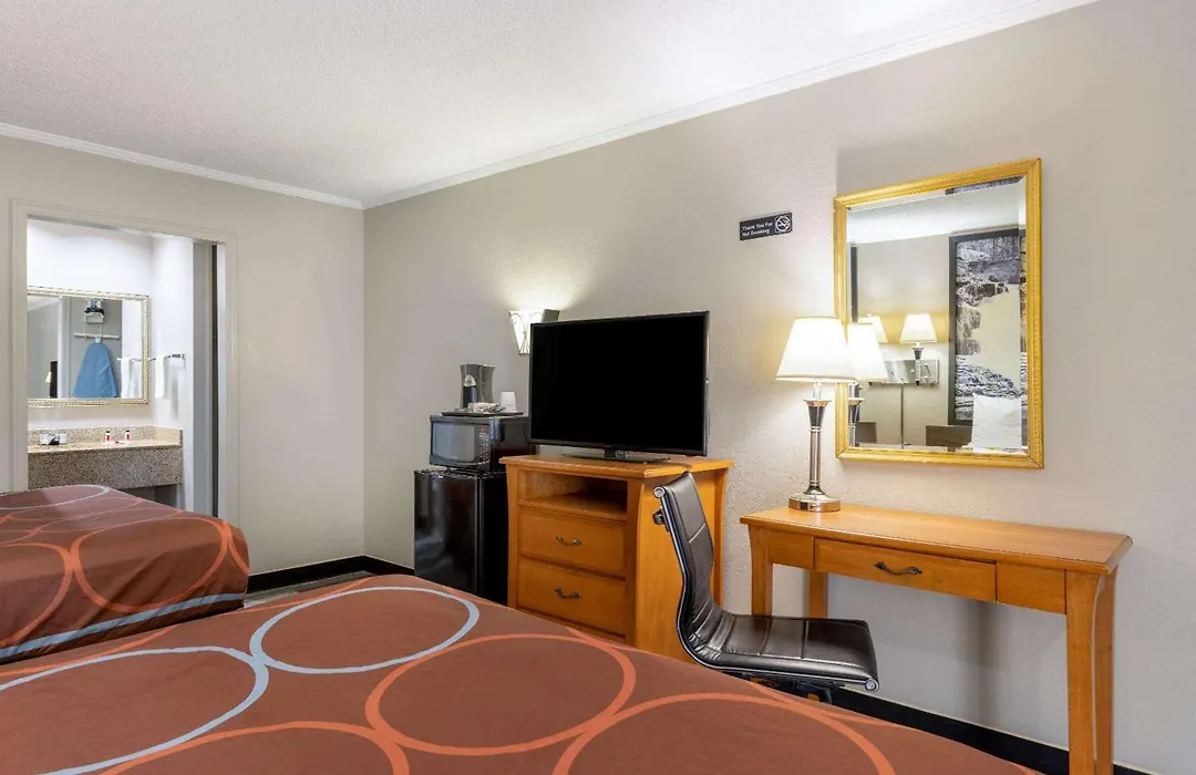 Super 8 By Wyndham Kansas City Airport North-1