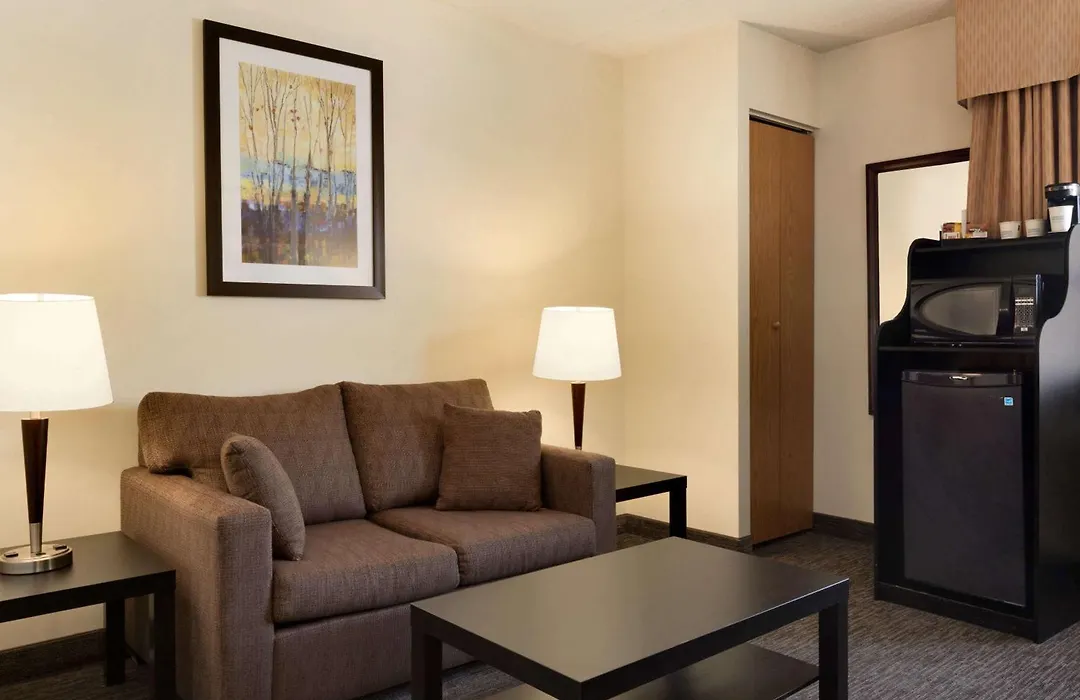Travelodge By Wyndham Edmonton South-1