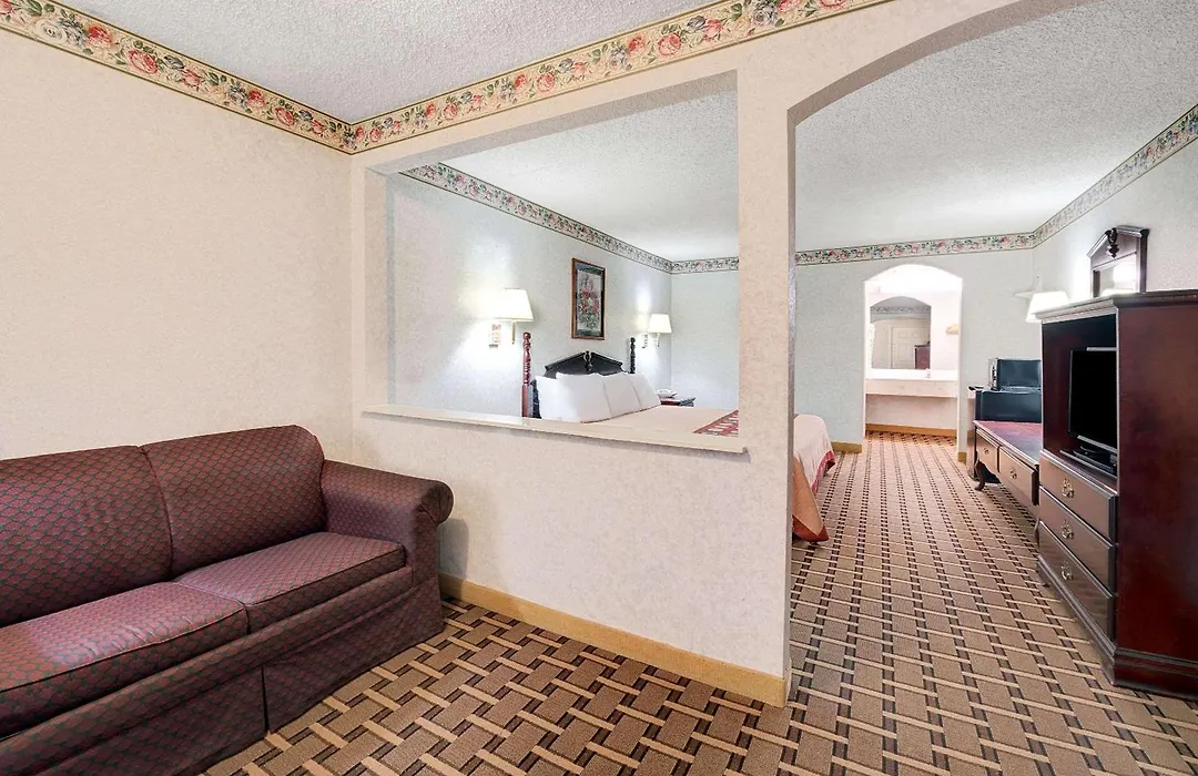 Super 8 By Wyndham Dallas South-1