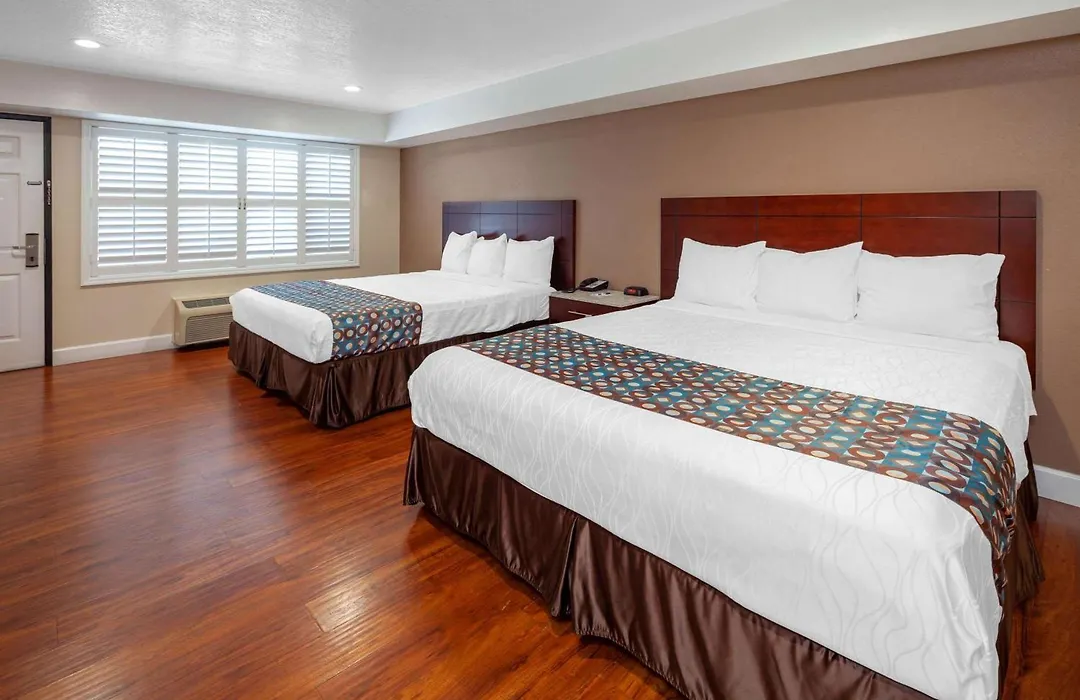 Travelodge By Wyndham Harbor City-1