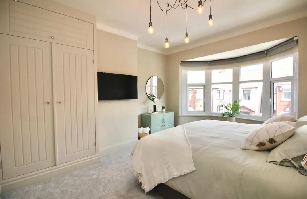 Xxhot Tubxx 4Bed Semi, Sleeps 8, 2 Bathrooms-1