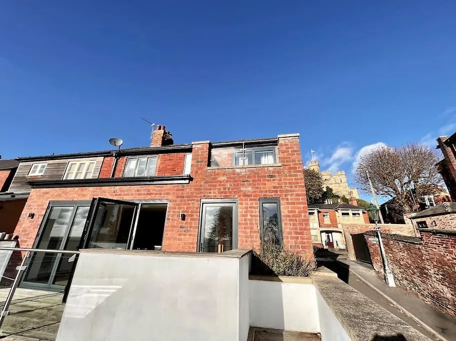 Stylish 3 Bed House With Castle Views-1