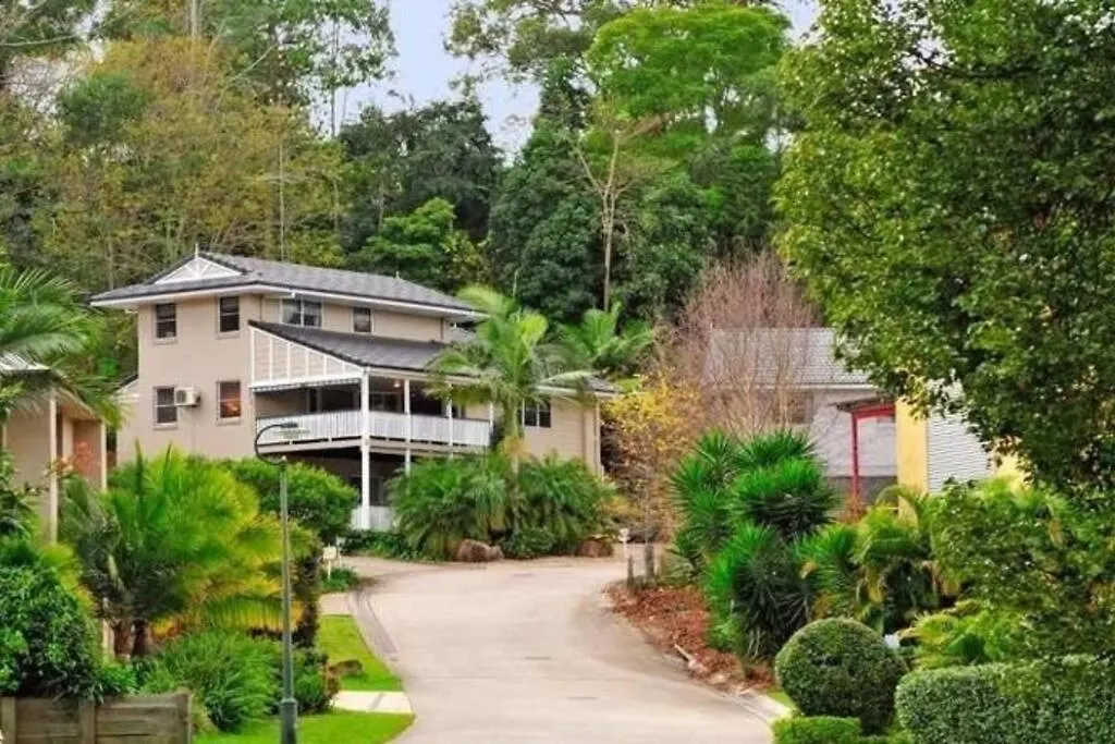 4Br Exec Large House Close To Shops,Train & Buses-1