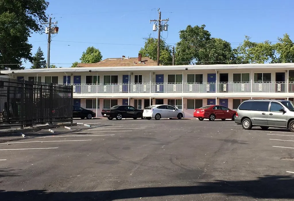 Travelodge By Wyndham Sacramento Convention Center-1