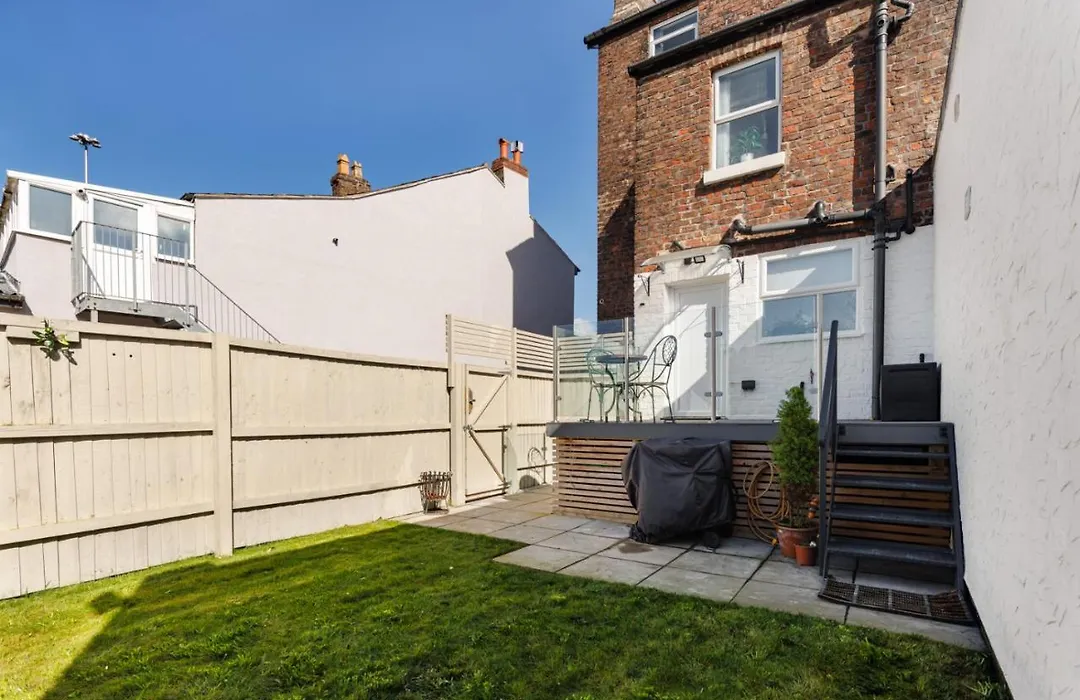Flatzy - Sleeps 16 Near Football Ground & Ping Pong Table-1