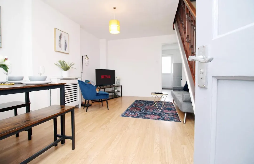 2 Bedroom House On Holmes Hill Road- Free Parking, Wi-Fi & Patio-1