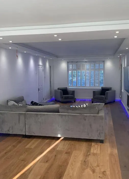 Great 5-Bedroom House In Thornton Road Sleeps 14+-1
