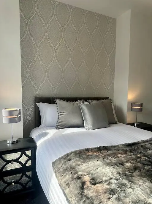 Large Five Bedroom Home With Parking, Sleeps 11!-1