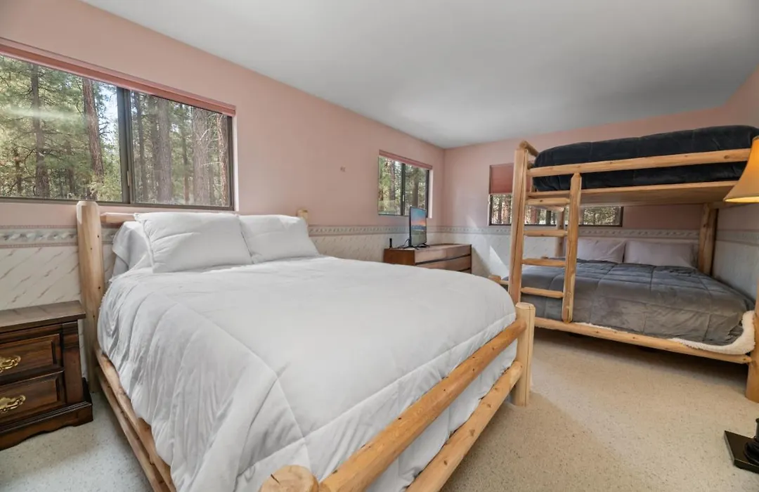 Avalon Retreat - A Well-Furnished Cabin With A Pool Table And A Hot Tub!-1