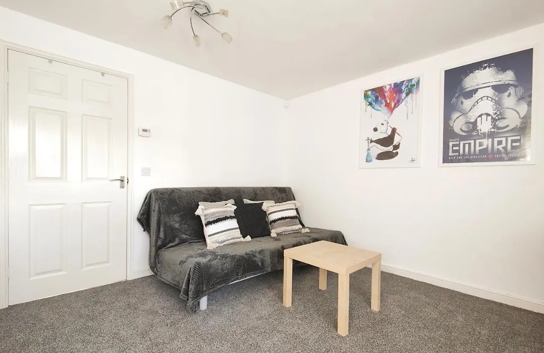 The Metcombe - Holiday Home With Free Parking - 10 Minutes Walk To Coop Live Arena & Etihad Stadium-1