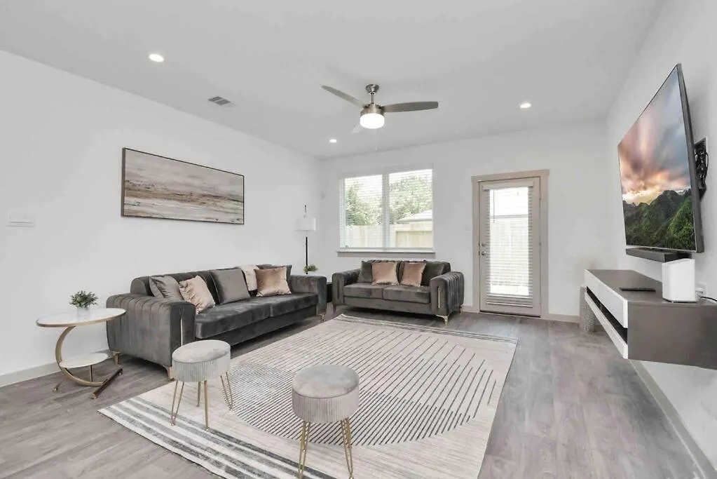4Bedroom Escape - Near Med Center With Backyard-1